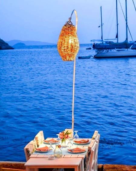 سمندر سارے شراب ہوتے ۔
تو سوچو کتنے فساد ہوتے ۔۔
گناہ نہ ہوتے ثواب ہوتے ۔۔۔
تو سوچو کتنے فساد ہوتے ۔۔
کسی کے دل میں کیا چھپا ہے ۔۔۔
یہ تو رب ہی جانتا ہے ۔۔
دل اگر بے نقاب ہوتے تو سوچو کتنے فساد ہوتے ۔۔۔
تھی خاموشی ہماری فطرت ۔۔۔
جو چند برس بھی نبھ گئی ہے ۔۔۔
جو ہمارے منہ میں جواب ہوتے ۔۔۔
تو سوچو کتنے فساد ہوتے ۔۔
ان کی نظریں نہ دیکھ پائی ۔۔۔ 
اچھائیاں ہماری ۔۔
ہم جو سچ میں خراب ہوتے ۔۔
تو سوچو کتنے فساد ہوتے ۔۔۔