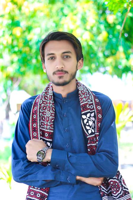قاصد میں جل رہا ہوں تُو اُن کو جلا کہ آ
ُاُن کے بغیر زندہ ہوں اُن کو بتا کہ آ
کہنا انہیں کہ بِن ترے رہنے لگے ہیں وہ
کچھ جھوٹ موٹ بول کہ اُن کو ڈرا کہ آ
لعنت وہ ڈالتے ہیں سُنا بے وفاٶں پر
اتنا سا کام کر _انہیں شیشہ دکھا کہ آ