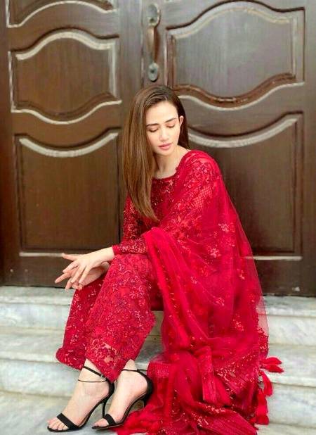 میرے چہرے پر جو بکھرتے ہیں_
وہ سبھی رنگ تم سے ہیں💕💕