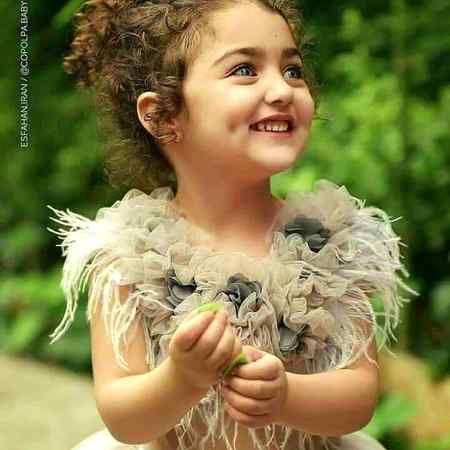 Ka Da Tamamay Duniya Khukuli Yo Ghuncha Shi Da Gul,
Ka Sta Da Makh Sara Joregi Nu Kafir Day Shama !