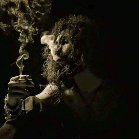 ﮐﮩﻮ ﺗﻮ ﻟﻮﭦ ﺟﺎﺗﮯ ﮨﯿﮟ
ﺍﺑﮭﯽ ﺗﻮ ﺑﺎﺕ ﻟﻤﺤﻮﮞ ﺗﮏ ﮨﮯ، ﺳﺎﻟﻮﮞ ﺗﮏ
ﻧﮩﯿﮟ ﺁﺋﯽ
ﺍﺑﮭﯽ ﻣﺴﮑﺎﻧﻮﮞ ﮐﯽ ﻧﻮﺑﺖ ﺑﮭﯽ، ﻧﺎﻟﻮﮞ
ﺗﮏ ﻧﮩﯿﮟ ﺁﺋﯽ
ﺍﺑﮭﯽ ﺗﻮ ﮐﻮﺋﯽ ﻣﺠﺒﻮﺭﯼ، ﺧﯿﺎﻟﻮﮞ ﺗﮏ
ﻧﮩﯿﮟ ﺁﺋﯽ
ﺍﺑﮭﯽ ﺗﻮ ﮔﺮﺩ ﭘﯿﺮﻭﮞ ﺗﮏ ﮨﮯ، ﺑﺎﻟﻮﮞ ﺗﮏ
ﻧﮩﯿﮟ ﺁﺋﯽ
ﮐﮩﻮ ﺗﻮ ﻟﻮﭦ ﺟﺎﺗﮯ ﮨﯿﮟ
ﭼﻠﻮ ﺍﮎ ﻓﯿﺼﻠﮧ ﮐﺮﻧﮯ ﺷﺠﺮ ﮐﯽ ﺍﻭﭦ
ﺟﺎﺗﮯ ﮨﯿﮟ
ﺍﺑﮭﯽ ﮐﺎﺟﻞ ﮐﯽ ﺩﻭﺭﯼ، ﺳﺮﺥ ﮔﺎﻟﻮﮞ ﺗﮏ
ﻧﮩﯿﮟ ﺁﺋﯽ
ﺯﺑﺎﮞ ﺩﺍﻧﺘﻮﮞ ﺗﻠﮏ ﮨﮯ، ﺯﮨﺮ ﭘﯿﺎﻟﻮﮞ ﺗﮏ
ﻧﮩﯿﮟ ﺁﺋﯽ
ﺍﺑﮭﯽ ﺗﻮ ﻣﺸﮏِ ﮐﺴﺘﻮﺭﯼ، ﻏﺰﺍﻟﻮﮞ ﺗﮏ
ﻧﮩﯿﮟ ﺁﺋﯽ
ﺍﺑﮭﯽ ﺭﻭﺩﺍﺩِ ﺑﮯﻋﻨﻮﺍﮞ ﮨﻤﺎﺭﮮ ﺩﺭﻣﯿﺎﮞ
ﮨﮯ، ﺩﻧﯿﺎ ﻭﺍﻟﻮﮞ ﺗﮏ
ﻧﮩﯿﮟ ﺁﺋﯽ
ﮐﮩﻮ ﺗﻮ ﻟﻮﭦ ﺟﺎﺗﮯ ﮨﯿﮟ
ﭼﻠﻮ ﺍﮎ ﻓﯿﺼﻠﮧ ﮐﺮﻧﮯ ﺷﺠﺮ ﮐﯽ ﺍﻭﭦ
ﺟﺎﺗﮯ ﮨﯿﮟ
ﺍﺑﮭﯽ ﻧﺰﺩﯾﮏ ﮨﯿﮟ ﮔﮭﺮ ﺍﻭﺭ ﻣﻨﺰﻝ ﺩﻭﺭ
ﮨﮯ ﺍﭘﻨﯽ
ﻣﺒﺎﺩﺍ ﻧﺎﺭ ﮨﻮﺟﺎﺋﮯ ﯾﮧ ﮨﺴﺘﯽ ﻧﻮﺭ ﮨﮯ ﺍﭘﻨﯽ
ﮐﮩﻮ ﺗﻮ ﻟﻮﭦ ﺟﺎﺗﮯ ﮨﯿﮟ
ﭼﻠﻮ ﺍﮎ ﻓﯿﺼﻠﮧ ﮐﺮﻧﮯ ﺷﺠﺮ ﮐﯽ ﺍﻭﭦ
ﺟﺎﺗﮯ ﮨﯿﮟ
ﯾﮧ ﺭﺳﺘﮧ ﭘﯿﺎﺭ ﮐﺎ ﺭﺳﺘﮧ
ﺭﺳﻦ ﮐﺎ ﺩﺍﺭ ﮐﺎ ﺭﺳﺘﮧ
ﺑﮩﺖ ﺩﺷﻮﺍﺭ ﮨﮯ ﺟﺎﻧﺎﮞ
ﮐﮧ ﺍﺱ ﺭﺳﺘﮯ ﮐﺎ ﮨﺮ ﺫﺭﮦ ﺑﮭﯽ ﮐﮩﺴﺎﺭ
ﮨﮯ ﺟﺎﻧﺎﮞ
ﮐﮩﻮ ﺗﻮ ﻟﻮﭦ ﺟﺎﺗﮯ ﮨﯿﮟ
ﭼﻠﻮ ﺍﮎ