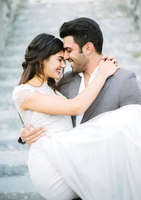 ہم نے سینے سے لگایا دل نہ اپنا بن سکا 
مسکرا کر تم نے دیکھا دل تمہارا ہو گیا