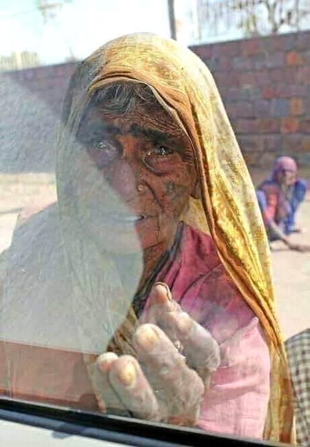 جس نے دن رات کمر توڑ مشقت کی ہے
اس کو درپیش مسائل ہیں ابھی روٹی کے
😔👉💔🔥