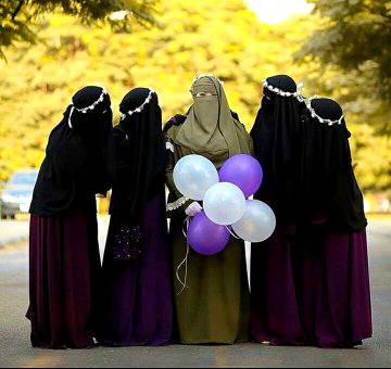 دوستوں💕 کو گھڑی کی سوئیوں💕 کی طرح ہونا🍃 چاہیے،
چھوٹی ، بڑی ، سست ، تیز ، 
لیکن جب کسی کے بارہ🍃 بجنے والے ہوں 
💕تو سب ایک ساتھ