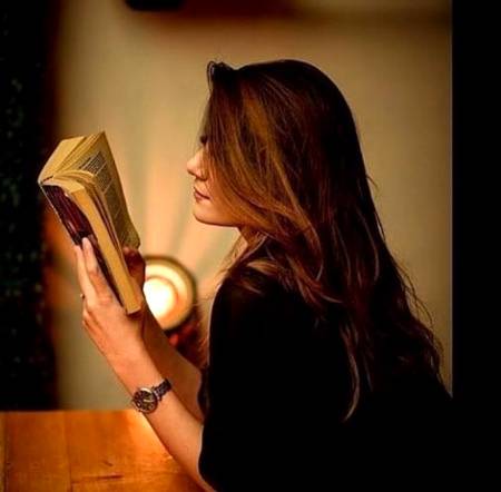 وہ معصوم، نادان اور احمق لڑکی 😊
دنیا اپنی سجائے بیٹھی تھی 💞
ناول پڑھتی تھی دن رات وہ 😌سپنوں سے آس لگائے بیٹھی تھی 💔ملے گا اسے بھی کوئی 'افق' جیسا 😍کسی بات پر اگر وہ روٹھے گی 😑تو بن مطلب 'عمر' منائے گا 😘یا برسوں پیار کے دیپ لئے 😌کوئی 'سالار' اسے بھی ڈھونڈے گا 😋وہ بھی اپنی چاہت سے 💞کوئی 'وجدان' پاگل کر دے گی 😘یا ٹوٹ کر اس کی چاہت میں ⁦❤️⁩کوئی 'عالم' اس کو اپنائے گا 😍وہ سرپھری پاگل لڑکی 😔اتنا بھی نہ سمجھتی تھی⁦☹️⁩یہ تو ہیں کتابی باتیں 🙄 یہ کب سچی ہوتی ہیں 💔جہاں پر ناول ختم ہوتے ہیں 😑وہاں سے حقیقت شروع ہوتی ہے 💔😑😥