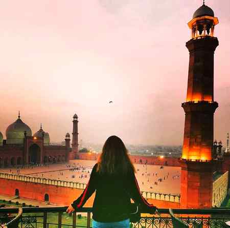 *وُہ بھی اب شاپنگ کے بہانے داتا کی نگری نہیں آتی_میرے بھی پاس اب بس کا اکثر کرایہ نہیں ہوتا🙃*