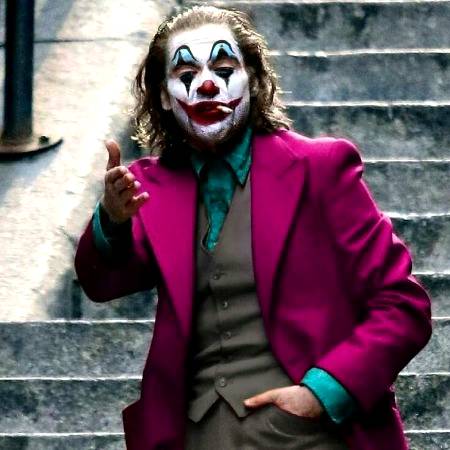 *کسی کی دکھتی رگ پر پاؤں رکھنے سے .. دکھ کو آپ کے جسم تک پہنچنے کا راستہ مل جاتا ہے