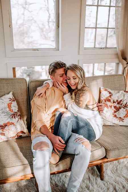 SaaD
دن بھر مرے بدن سے مہک پھوٹتی رہی💕 
شب بھر رہا تھا رات کی رانی کے ساتھ میں🔥