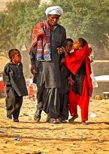 بابا میڈے کپڑےگھین ڈ ے
عید تے عید د ے نخرے گھن ڈ ے
بال امیر دے تانے ڈ ینڈيں
ساکوں وي چپل وکھری گھن ڈ ے
Sad reality💔😫😭
Anum malik💔😫