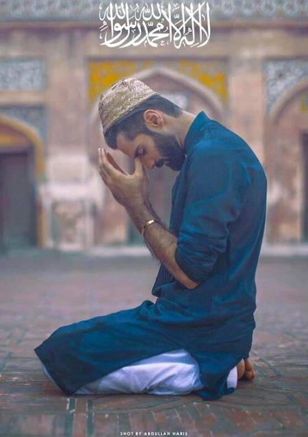 مرد کی خوبصورتی دیکھنی ہو تو اسے نماز پڑھتا ہوا دیکھیں