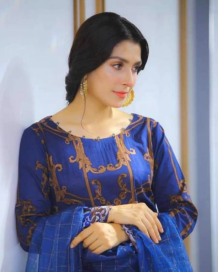 شوخیاں ان کی دیکھیے صاحب
خود کو سادہ مزاج کہتے ہیں 🥰