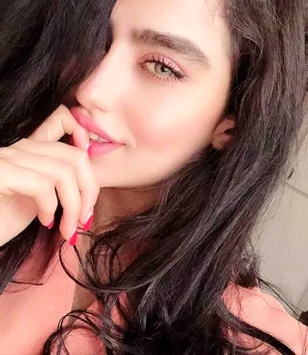 تیری نزدیکیوں کی خوشی بے حساب تھی
اسی لیے فاصلے بھی تیرے بے مثال آئے..!!