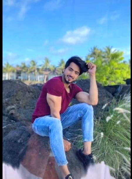 نہ سر پہ تاج ہے ، نہ سر کسی تاج کا محتاج ہے 😊۔۔۔۔
ارے اپنا تو ایسے ہی دلوں پہ راج ہے 😎۔