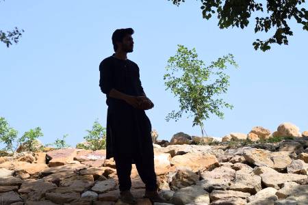 وہ اپنے زعم میں تھا بےخبر رہا مجھ سے 
اسے گماں بھی نہیں ، میں نہیں رہا اس کا 

ہمیں نے ترک تعلق میں پہل کی کہ فرازؔ 
وہ چاہتا تھا مگر حوصلہ نہ تھا اس کا_