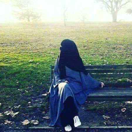 خاصوں میں سے عام سی لڑکی ہوں!
کبھی چھولوں میں آسمان کی چوٹى'
کبھی پنجروں میں قید لڑکی ہوں
کبھی عشق ہے مجھ کو مجالس سے
تو کبھی میں سنسان لڑکی ہوں
کبھی دل کی خواہش زبان پہ لاؤں
کبھی ضرورت سے بھی اجتناب لڑکی ہوں
یہ قہقہے یہ رونقیں
کبھی مجھ کو بھی بھلی لگیں
تو کبھی میں مکمل خاموش لڑکی ہوں
سوال حاضر ،جواب حاضر
میں تو حاضر جواب لڑکی ہوں
میں مختلف فطرت خاص لڑکی ہوں
یا خاصوں میں سے عام لڑکی ہوں!
❤