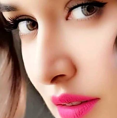 ایک ٹوٹی ہوئی زنجیر کی فریاد ہیں ہم اور دنیا یہ سمجھتی ہے کہ آزاد ہیں ہم  کیوں لوگ ہمیں سمجھتے ہیں یہاں پردیسی اک مدت سے اس شہر میں آباد ہیں ہم