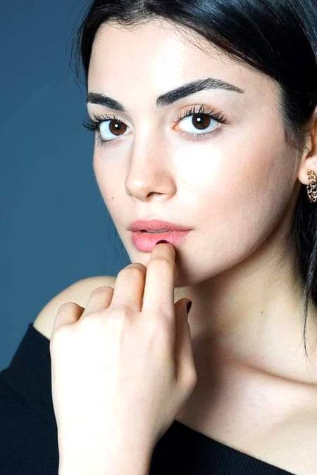 اُس کا جہاں سے بھی گُزر ھو جائے 

ویرانے بھیڑ میں بدل جاتے ھیں