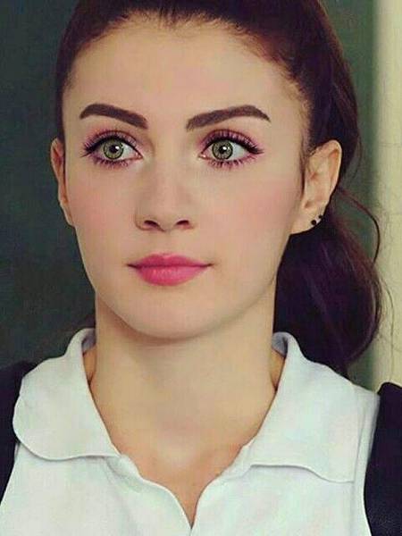 اچھی ہوں یا بُری ہوں جیسی ہوں اپنی لئے ہوں
میں خود کو نہیں دیکھتی دوسروں کی نظر سے.. ....