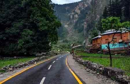 اک تجھے بھولنے کی خاطر 
خود کو ھر جگہ الجھا کر رکھا ہے