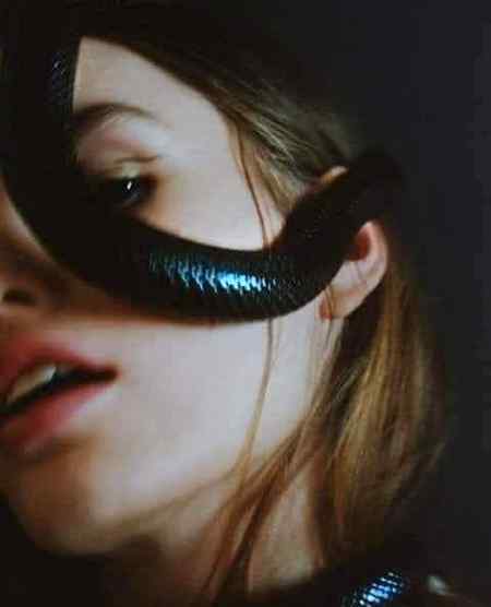 تڑپ  تڑپ کر مرجاتا ہے سانپ  کا کاٹا
مگر مرنے تک تڑپتا ہے__انسان  کا کاٹ