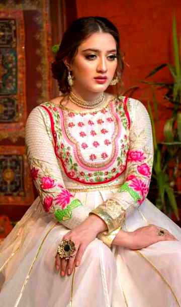 تو چلا گیا میرے ہمسفر ، ذرا دیکھ مڑ کہ تو اک نظر .
میری کشتیاں ہیں جلی ہوئی ، تیرے ساحلوں سے ذرا پرے.