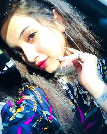 ہونگے تم لوگ 😌 ہنڈسم سی شکل کے 😸😎 لیکن میں زندہ زہر ہوں 😸😉😋🔥👉