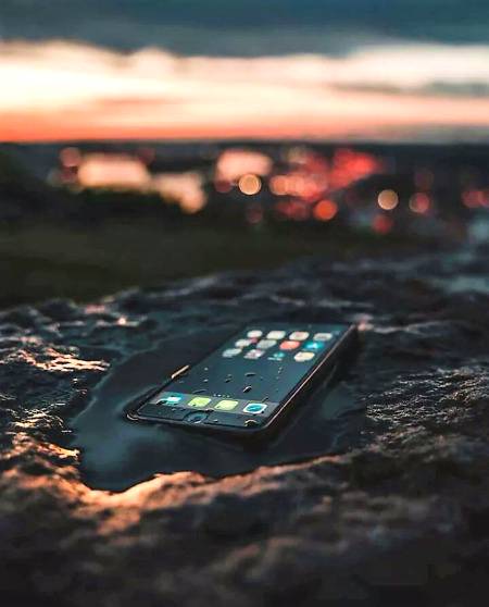 موبائل فون دٌنیا میں کم وزن رکھنے والی چیزوں میں شٌمار ہوتا ہے کوشش کریں آخرت میں بھی ہمارے لئے وزنی ثابت نہ ھو___!!!