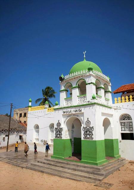 Riadha Mosque in Lamu ,kenya__lamu is a small town on Lamu island in Kenya near the Somalia border.lamu town is also a UNECO wirld heritage site as it is one of the original Swahili settlements along coastal East Africa.the town's history is marked by a Portuguese invasion then the Omani domination,like in Zanzibar.The streets of lamu are very nerrow,so there are no cars,only donkeys to carry everything!💕💕