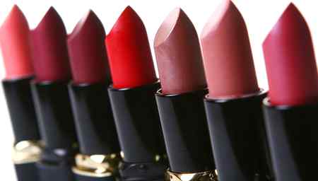 خواتین کی پسندیدہ یہ لپ اسٹک آخر بنائی کس نے ہے؟ جانیں دلچسپ معلومات



میک اپ پراڈکٹ میں کچھ ہو یا نہ ہو بس لپ اسٹک لازمی ہو، کیونکہ خواتین اس کے بغیر تو گھر سے باہر کم ہی نکلتی ہیں یہ بات تو سب ہی جانتے ہیں۔ لیکن اس کے بارے میں کیا آپ جانتی ہیں کہ یہ کہاں سے آئی ؟ کیسے بنی؟ کس نے اس کا آغاز کیا؟ ٭ لپ اسٹک کی تاریخ 4500 قبلِ مسیح سے ملتی ہے ۔ ٭ سب سے پہلے اس کا استعمال مصر میں ہوتا تھا، اور بنیادی طور پر مصر سے ہی لپ اسٹک کی روایت چلی آرہی ہے۔ آپ کو حیرت ہوگی کہ دنیا میں سب سے پہلی لپ اسٹک جامنی اور کالے رنگ میں بنی تھی جس میں سیلیکون کا استعمال کیا گیا تھا۔ ٭ جدید دور میں لپ اسٹک کو پیرس نے 1884 میں میک اپ کے اہم جز کے طور پر متعارف کروایا۔ اس وقت یہ معروف ماڈلز اور ملکائیں استعمال کیا کرتی تھیں