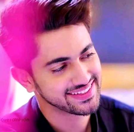 میری آنکھوں کو دیکھ کر ایک صاحب علم بولا 
تیری سنجیدگی بتاتی ہے تجھے ہنسنے کا شوق تھا