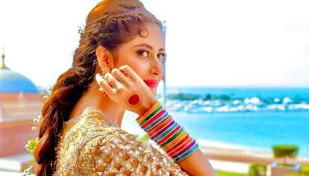 
جب بھی اداس ہوتی ہوں 
ہلکا پھلکا میک اپ کرکے 
گھنٹوں اپنی شکل 
شیشے میں دیکھتی رہتی ہوں...! 😜😀😉