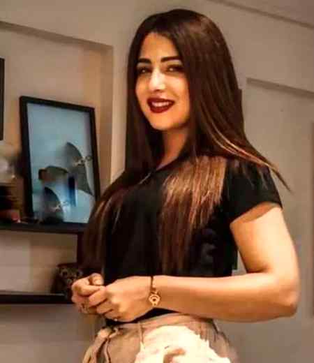نیند کا ہلکا ہلکا گلابی سا خمار انکھوں میں تھا یوں لگا اس شب کو دیر تک سویا نہیں