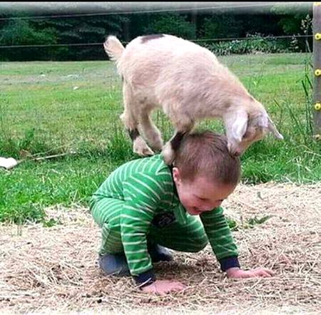 Bachpan b kitna acha ta na😓jahan chahy hans lety ty jahan chahy ro lety ty 🤐ab hansny k liy tameez r rony k liy tnhai chahye. 😣💔
