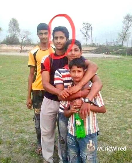 یقیناً آپ اس کرکٹر کو بہ آسانی پہچان لیں گے جو ٹیسٹ، ون ڈے اور ٹی ٹوئنٹی میں پاکستان کی نمائندگی کر چکا ہے۔