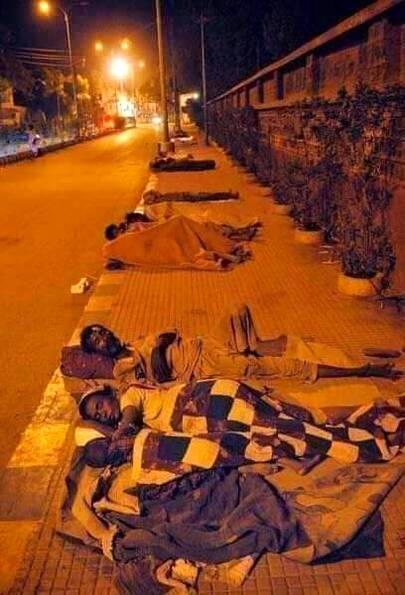 حکم نافذ تھا اپنے گھر میں رہو بے گھری 
 بتا کدھر جاتے؟؟