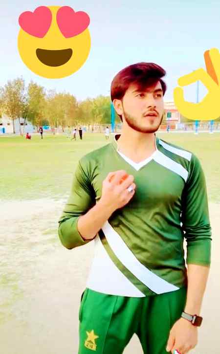 بہت دل کر رھا ھے کسی خوبصورت لڑکی سے پنگا لوں اور وہ پنگا پچاس ساٹھ سال تک چلے😜😜