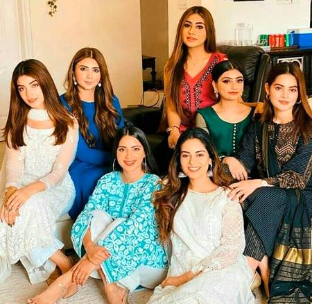 Friendship goals..💖
Minal khan, Saboor Ali, Kinza Hashmi and Amal khan with their friends on Eid Day..😍