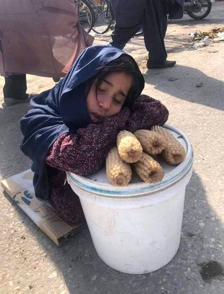 خدایہ چی را ویخہ شی دنیا ورتہ بدلہ کڑہ
خدایہ یوہ ماشومہ پہ سلگو کی اودہ شوی دہ.😥😥😥