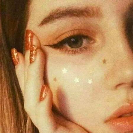 بظاہر آپکی مانند میں مکمل ہوں
مگر یہ کس نے مجھے آدھا کر دیا ہے یار