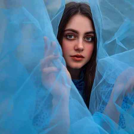 کہاں کسی سے محبت نبھانے والی ہوں ، میں بدلحاظ ہوں بالکل زمانے والی ہوں..!