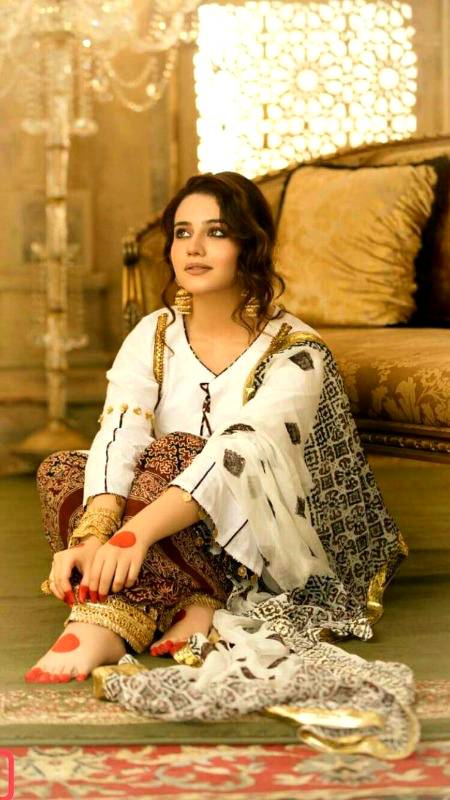 ہائے وہ اسکے ماتھے پر بکھرے بال_
میں دل ہار بیٹھی  اُسے دیکھتے دیکھتے 💕💕