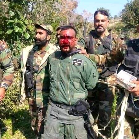 ہم چپ تھے کہ برباد نہ ہوجاۓ گلشن کا سکون
نادان یہ سمجھ بیٹھے کہ ہم میں قوتِ للکار نہیں

 ❤️🇵🇰❤️