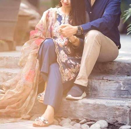 کبھی کبھی دل چاہتا ہے کہ دنیا کی تمام زبانیں سیکھوں
اور پھر ہر زبان میں محبت لکھ کر تمہارے سامنے پیش کروں
مگر پھر دل زبانِ محبت کے ایک لفظ "انت الحیات" پہ آ کر ٹھہر سا جاتا ہے
کہ جب تمہیں اپنی زندگی ہی لکھ دیا
تو کہنے کو باقی کیا رہ جاتا ہے ❤

💕