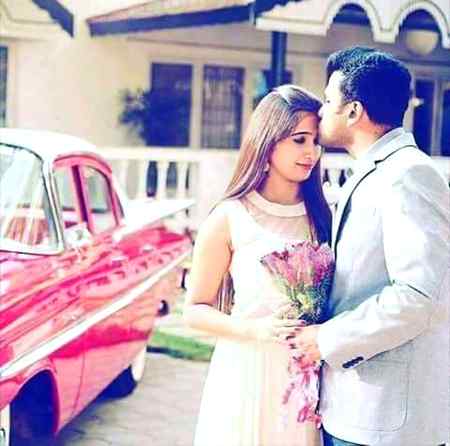 Tum Zara Hath Humara Tham Ke Dekho To Sahe 
.
Sanam
Log Jal Jaye gai Mehfilo me
Chrago ke Tarah..