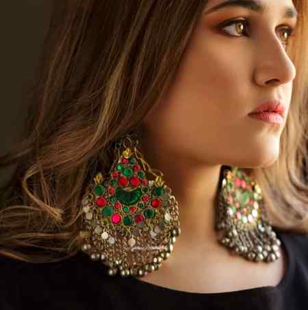 بہت دشوار ہوتا ہے کسی کو یوں بھلا دینا...
کے جب وہ جذب ہو جائے رگوں میں خون کی مانند.!!!🔥🔥