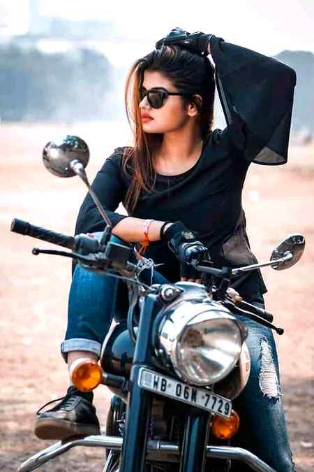 تم کو آتا ہے پیار پر غصہ 
مجھ کو غصے پہ پیار آتا ہے