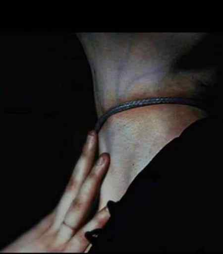 میرے غم اکثر مجھ سے کہتے ہیں 
گھر میں پنکھا ہے رسی بھی تو ہو گی