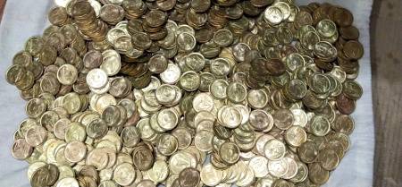 یہ لوں شاپنگ کرلو سب دو دو روپے سے زیادہ کوئی بھی نہ لے،،میری طرف سے عیدی 😉😉 ایڈوانس