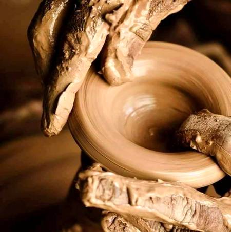 میں نرم مٹی ہوں تم روند کر گزر جاؤ
کہ میرے ناز تو بس کوزہ گر اٹھاتا تھا ۔۔۔۔