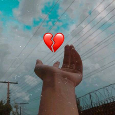 : میں وہ محرومِ عنایت ہوں کہ جس نے تجھ سے... . ملنا چاہا تو بچھڑنے کی وبا پھوٹ پڑی...
😶